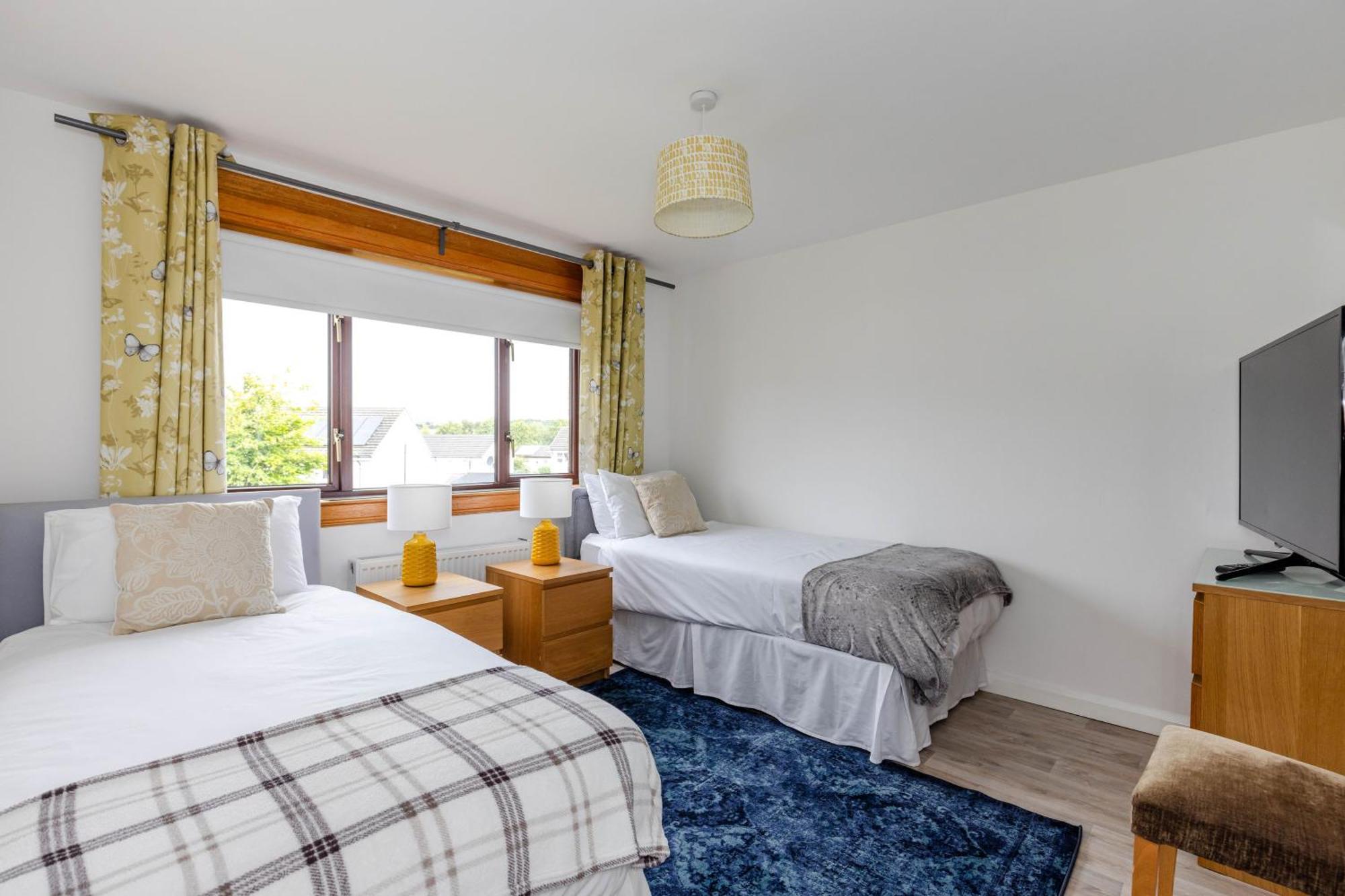 Family Ideal For Edinburgh, Dunfermline & St Andrews 3 Bedrooms *